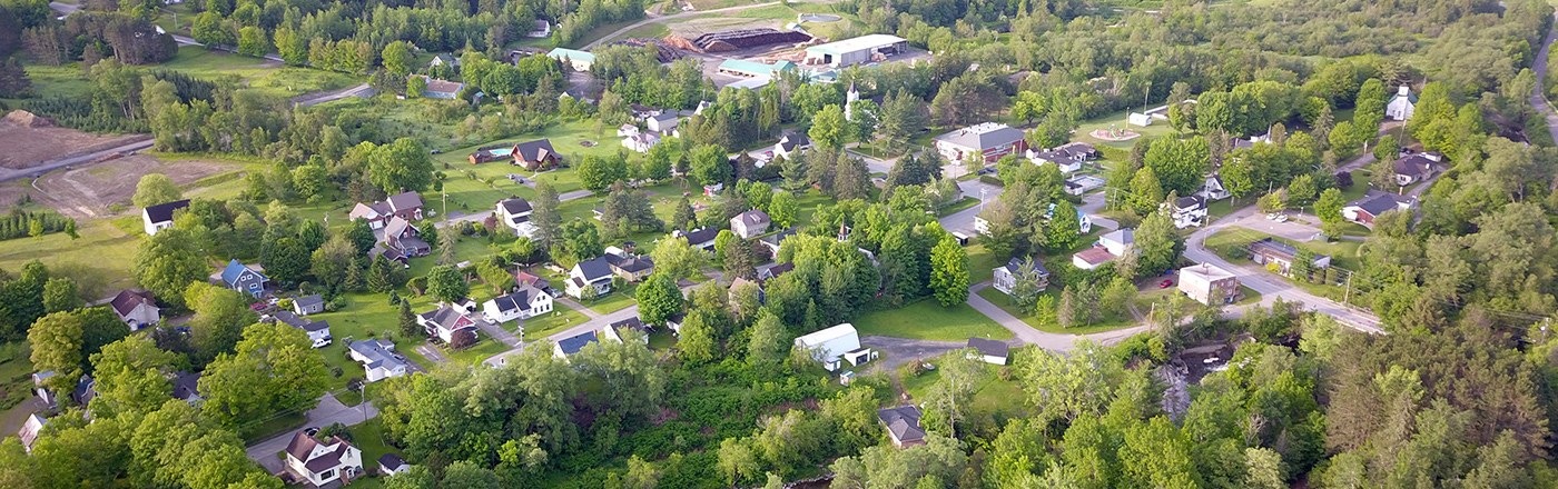 Vue aérienne du village de Dixville au Québec